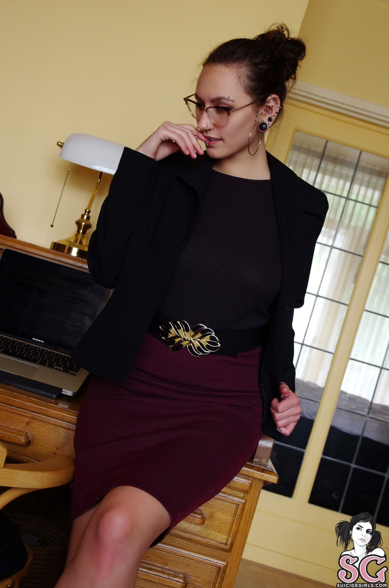 larabeard-officegirlneedsabreak-05.jpg