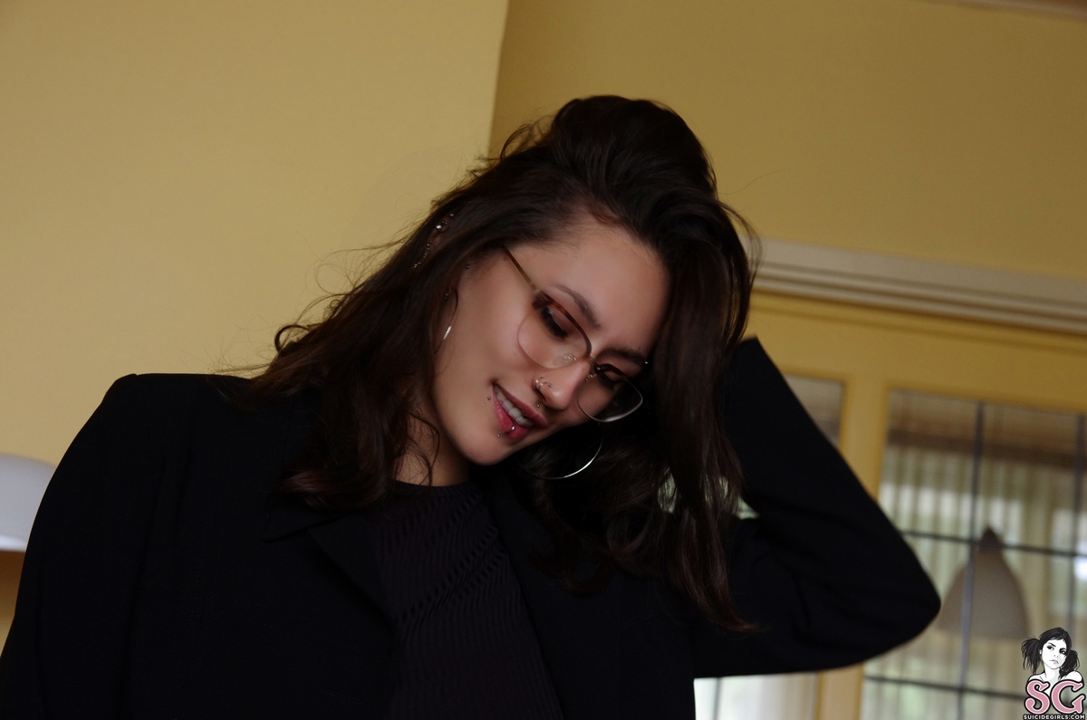larabeard-officegirlneedsabreak-11.jpg