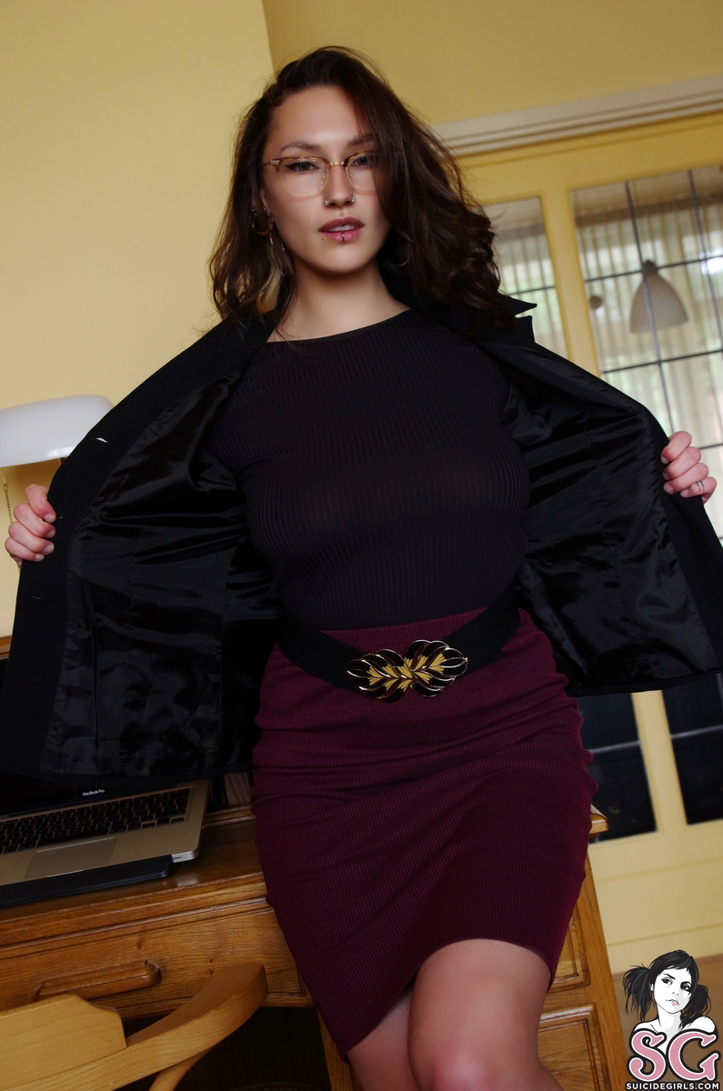larabeard-officegirlneedsabreak-13.jpg
