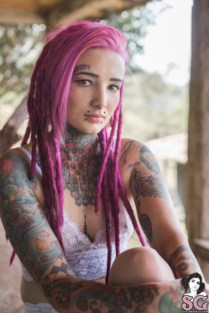 leonella-bringmethehorizon-07.jpg