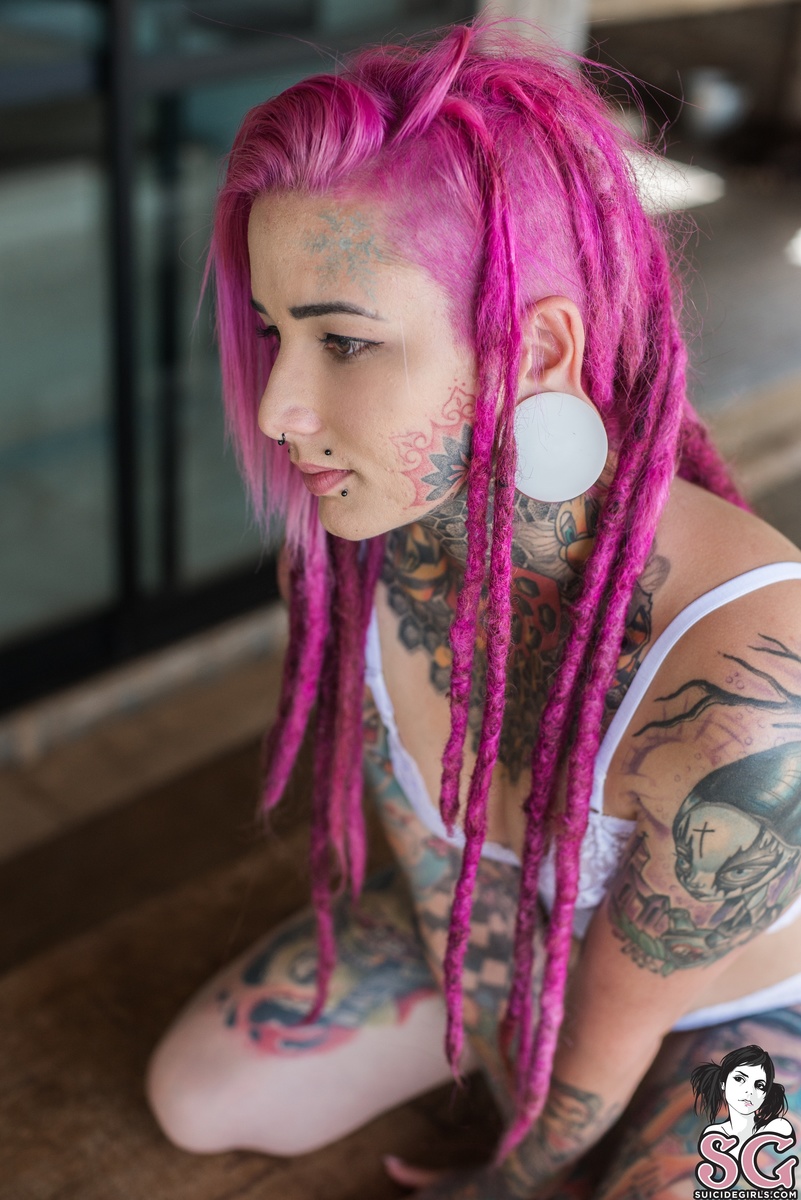 leonella-bringmethehorizon-09.jpg
