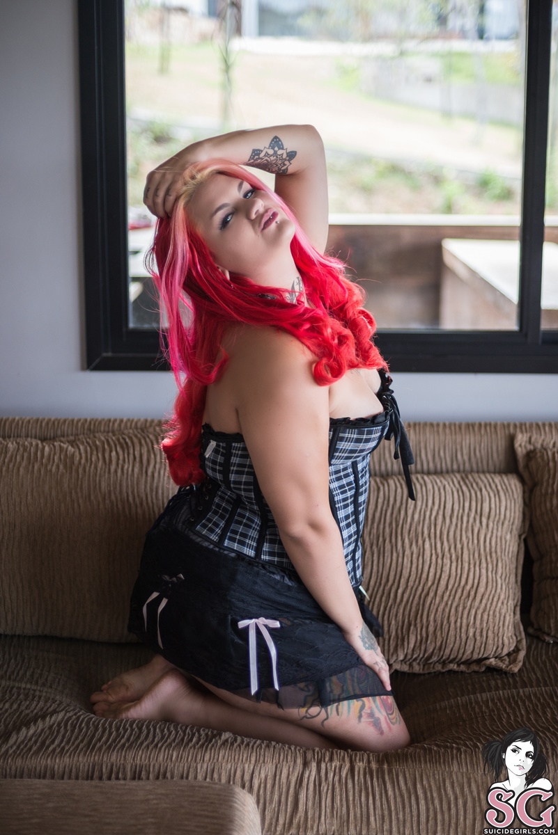 lexfromhell-redqueenofthevibranteyes-01.jpg