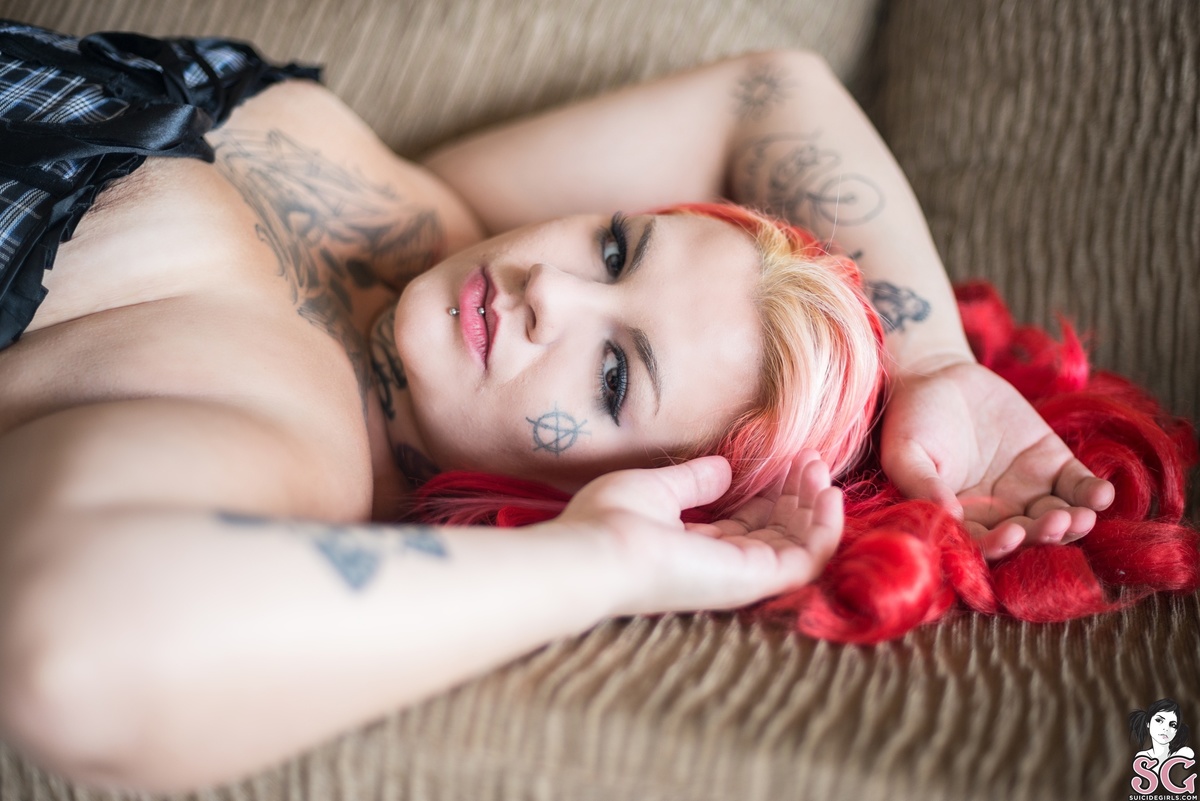 lexfromhell-redqueenofthevibranteyes-05.jpg