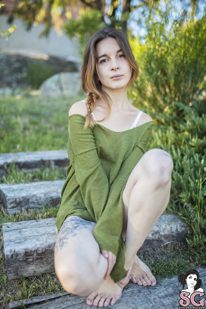 moninoke-valleyofthedolls-01.jpg