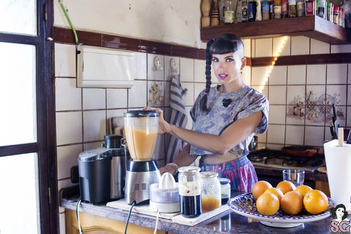 mayahomerton-boloniasjuice-01.jpg