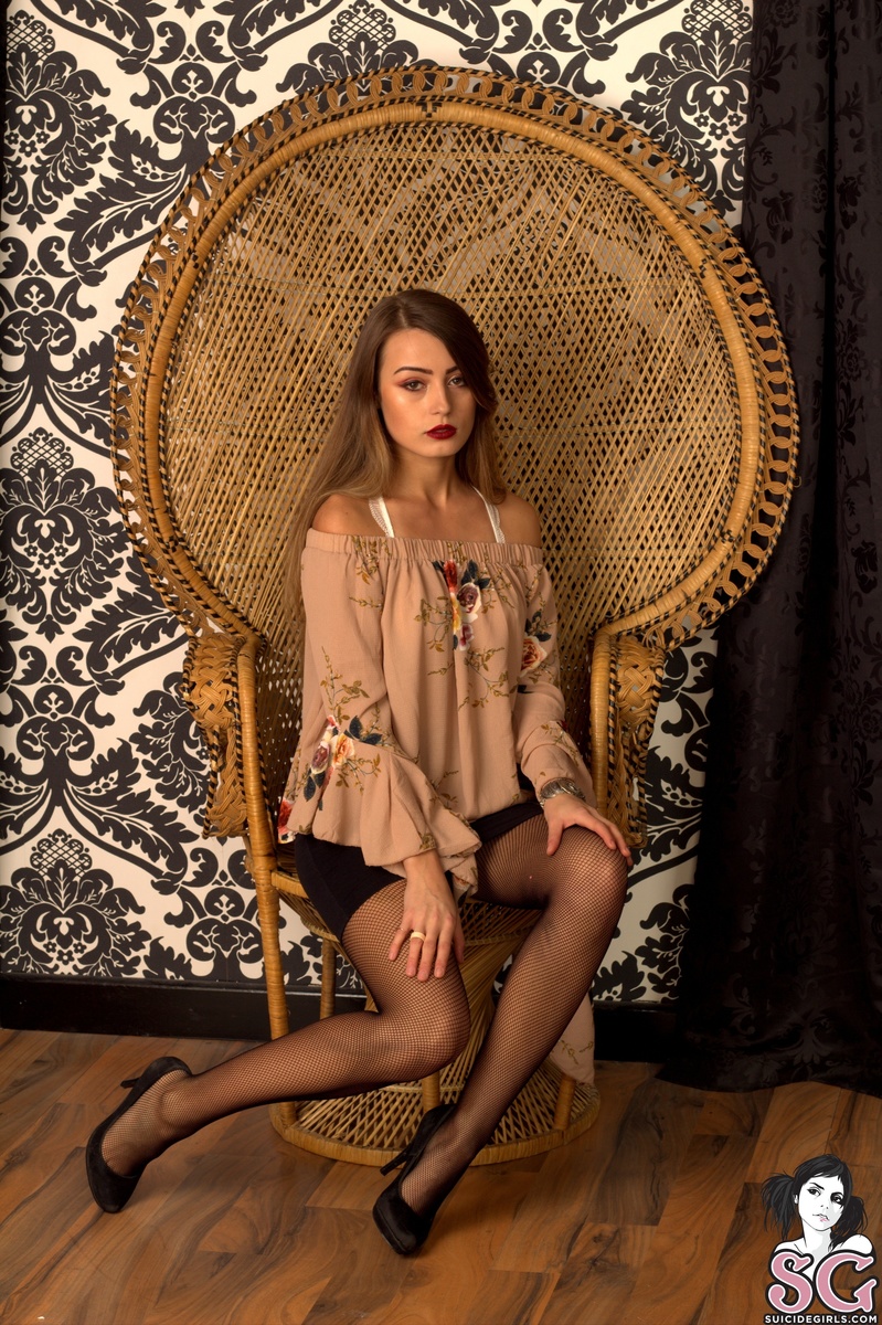 annamarialea-heavenlythrone-01.jpg