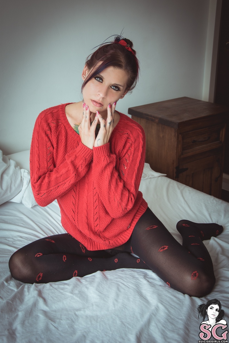fatimarainbows-ladyinred-01.jpg