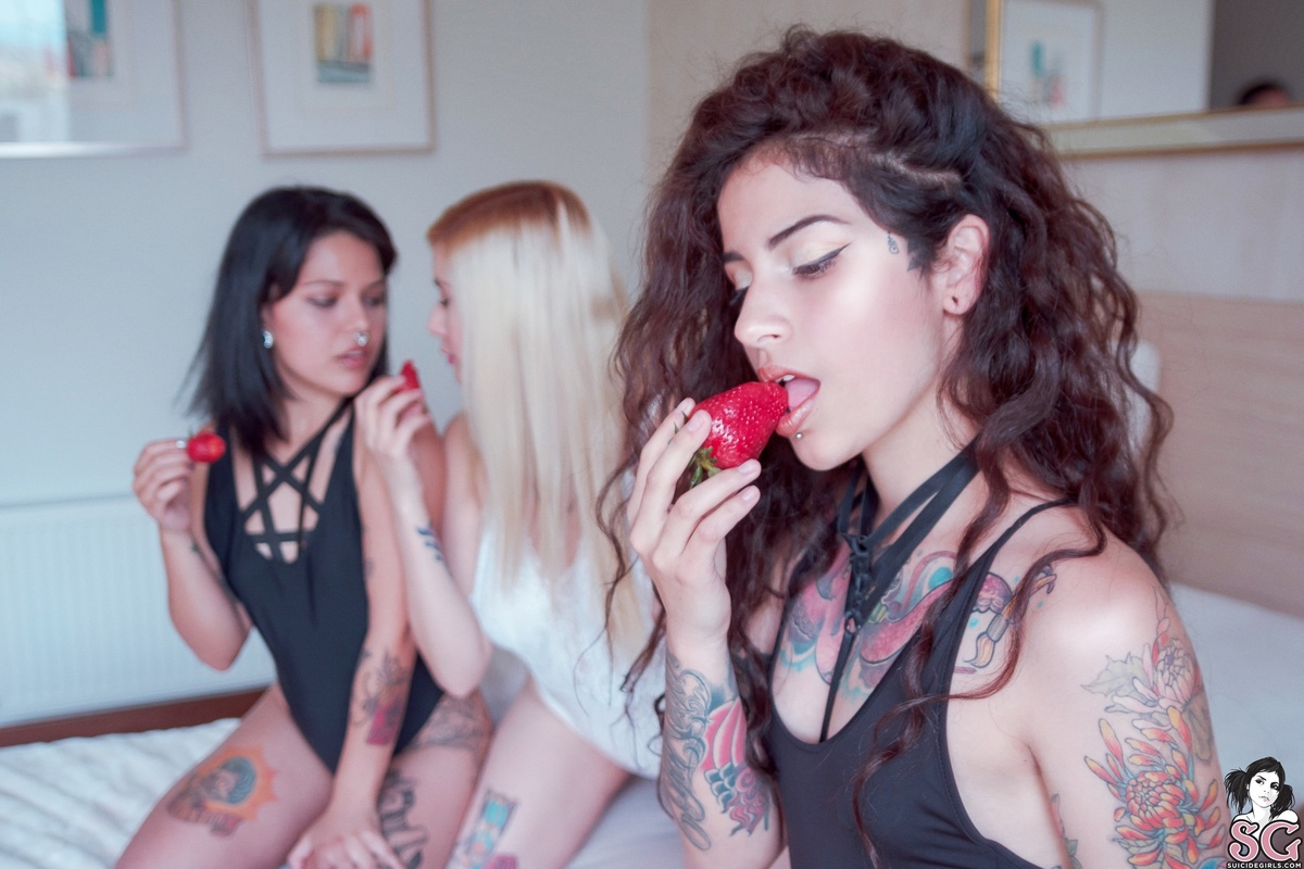 arsenica-strawberrywhisper-07.jpg