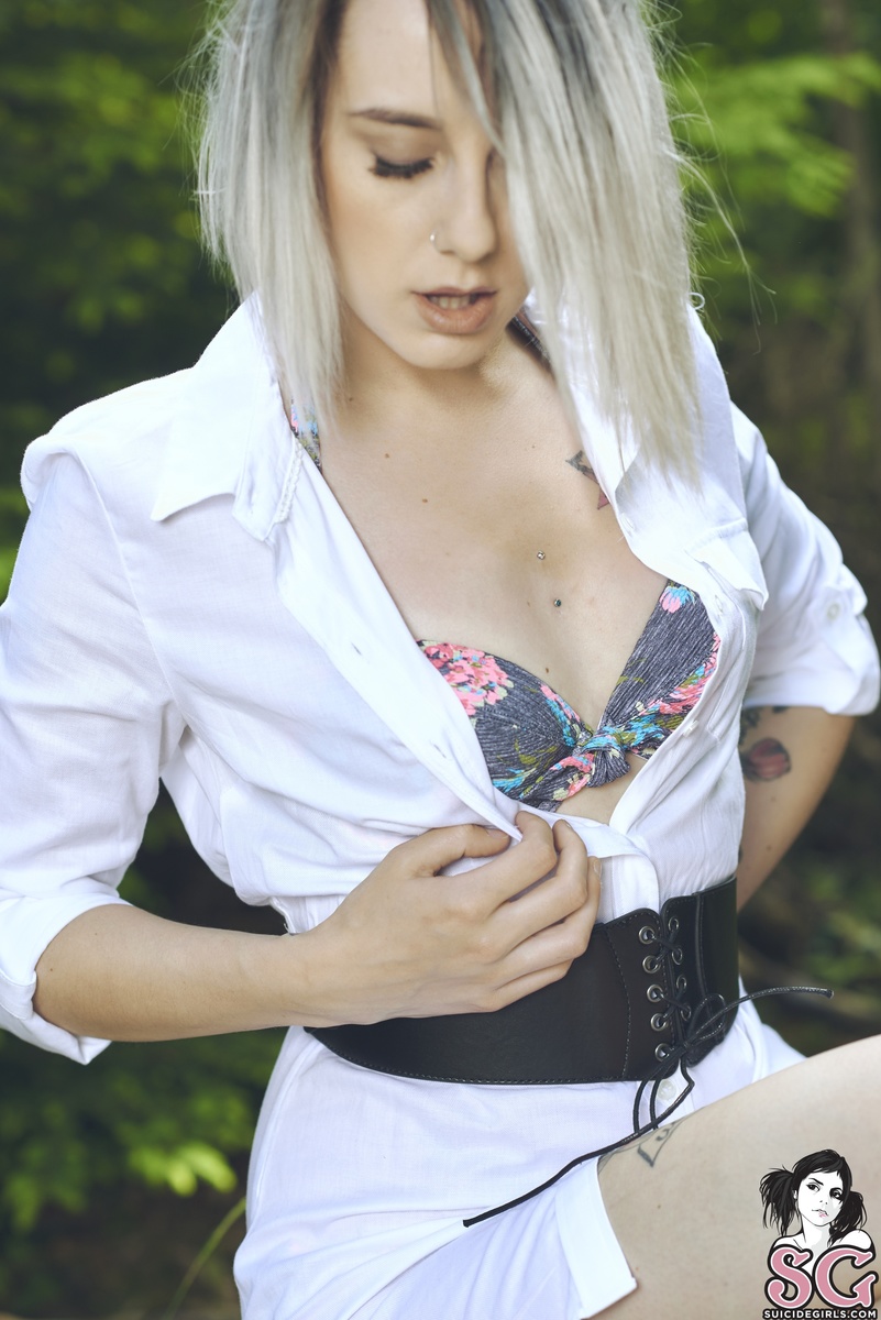 paigewinters-ifyougodowntothewoodstoday-09.jpg