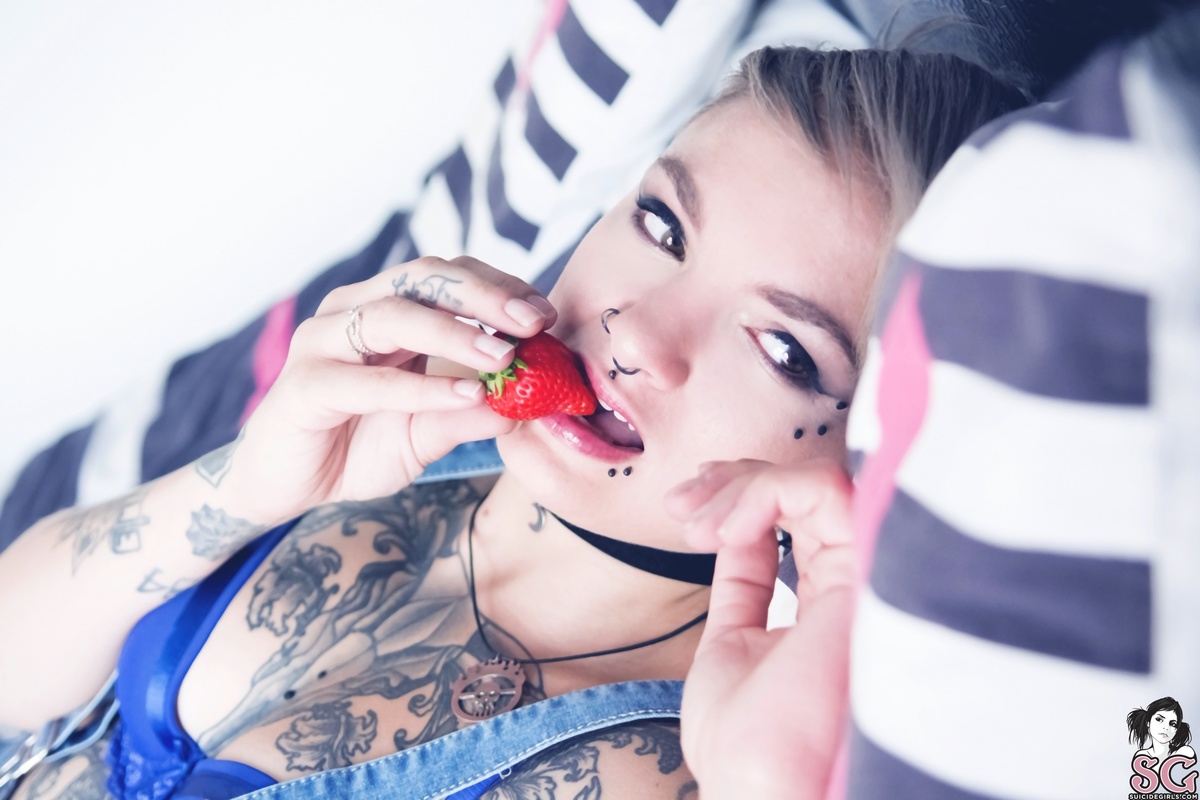 hellmi-eatmebadly-03.jpg