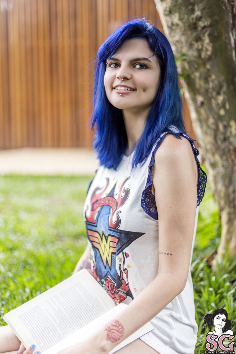 anikabonny-betweengreenandblue-01.jpg