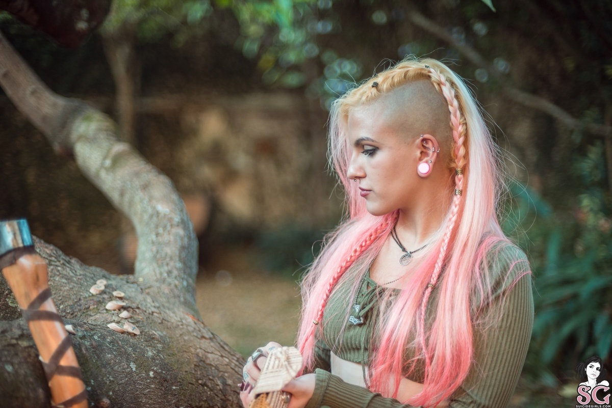 qween-heathenstyle-01.jpg