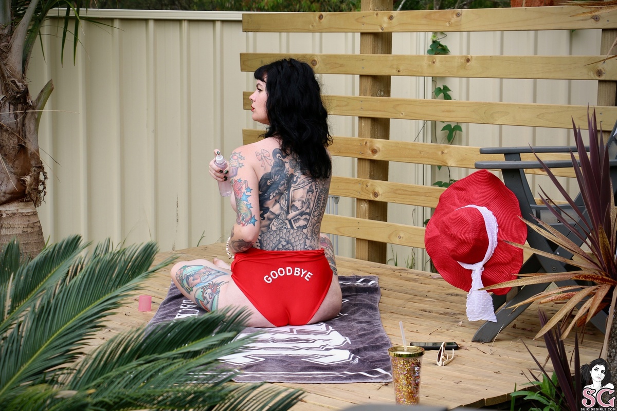 misskitty-backyardbomb-15.jpg