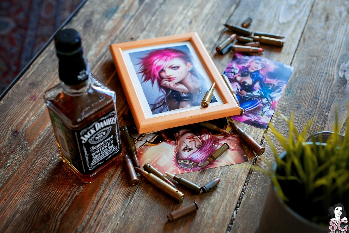 avrora-everybodypanic-01.jpg
