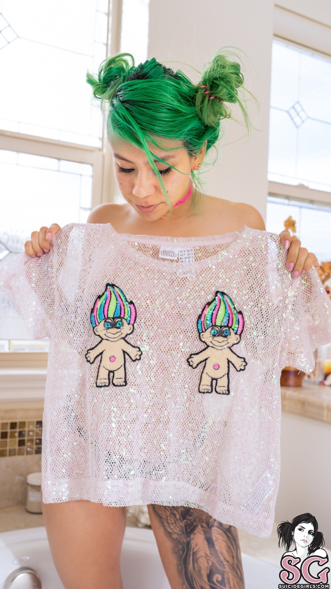 shelexx-donutsandtrollbathtime-15.jpg