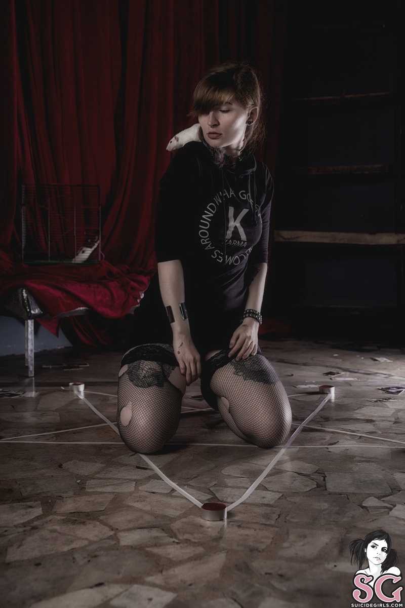 elliehedgie-funsatan-01.jpg