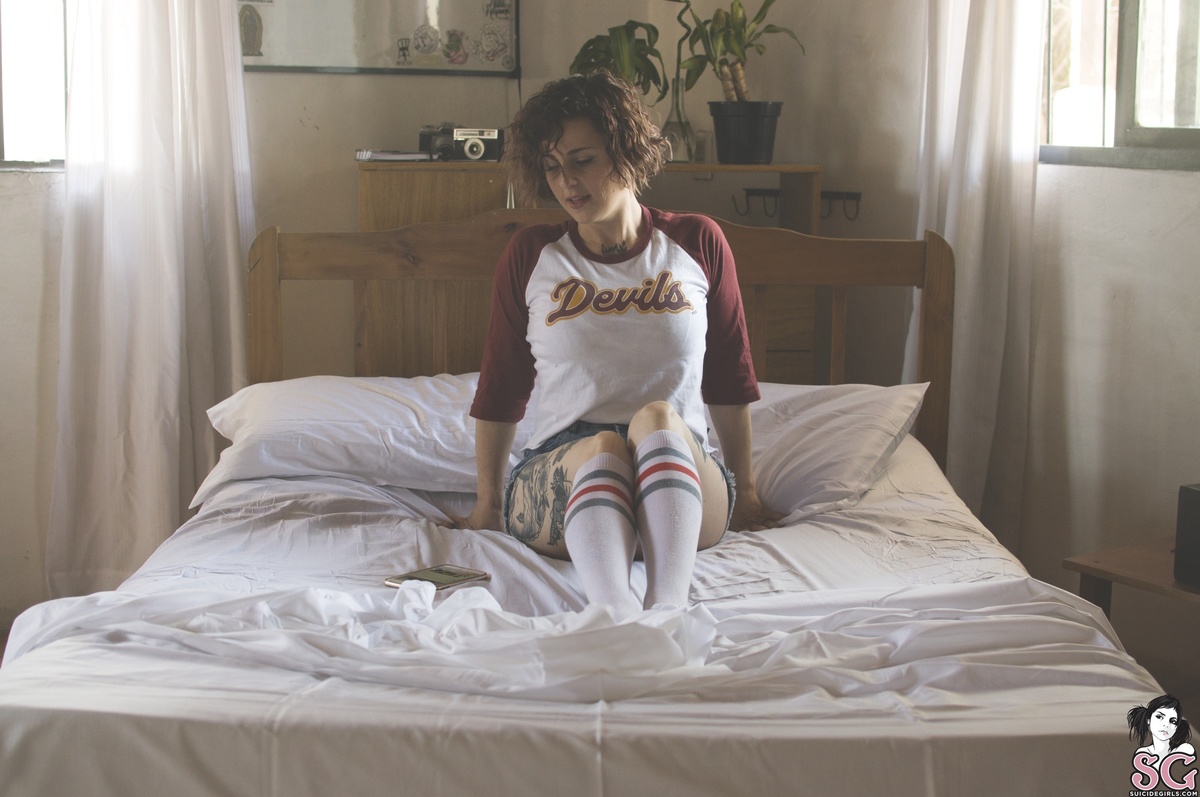 bellepoupee-devilsneversleep-11.jpg