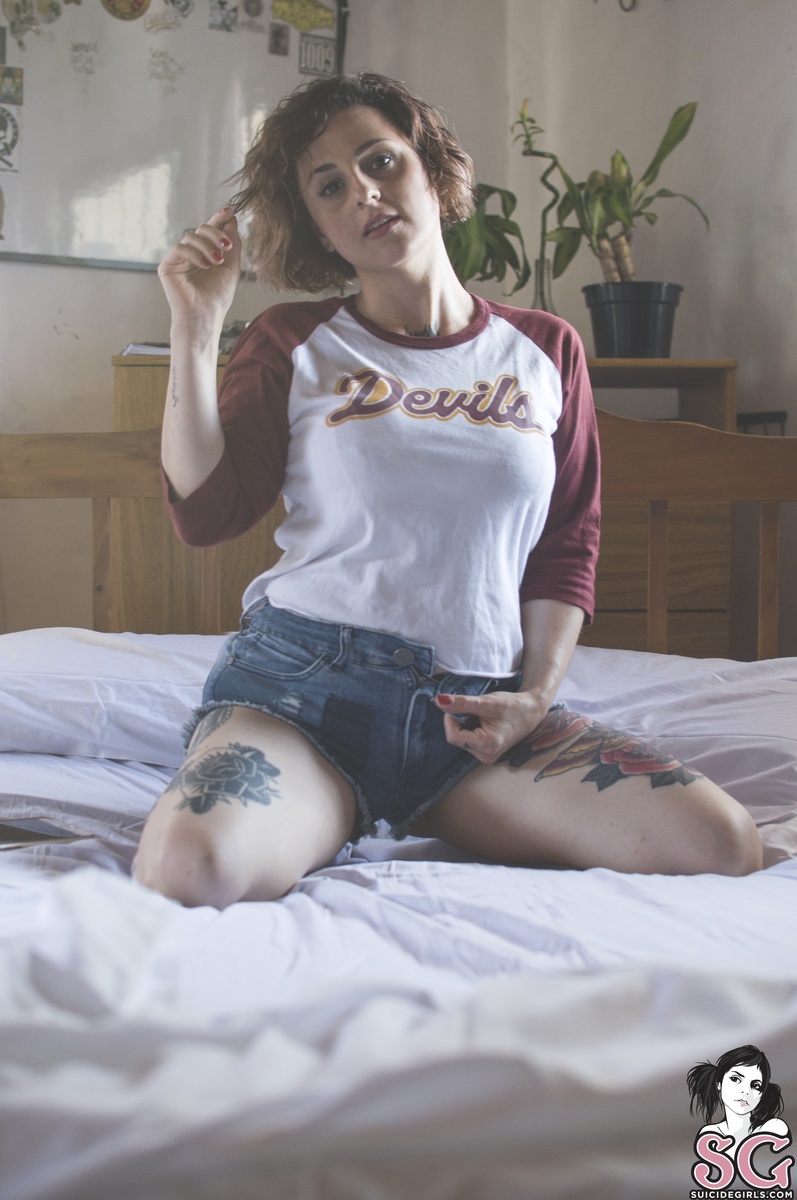 bellepoupee-devilsneversleep-13.jpg
