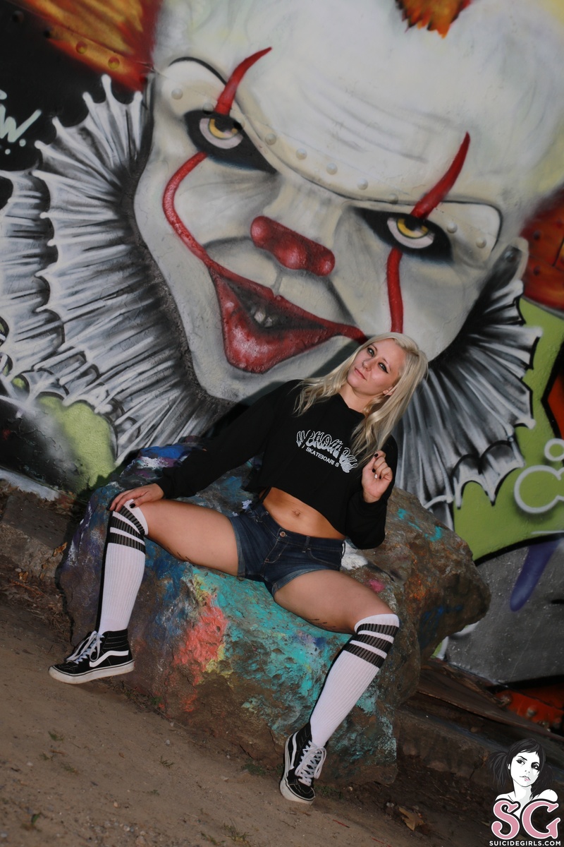 trinakaye423-pennywise-01.jpg