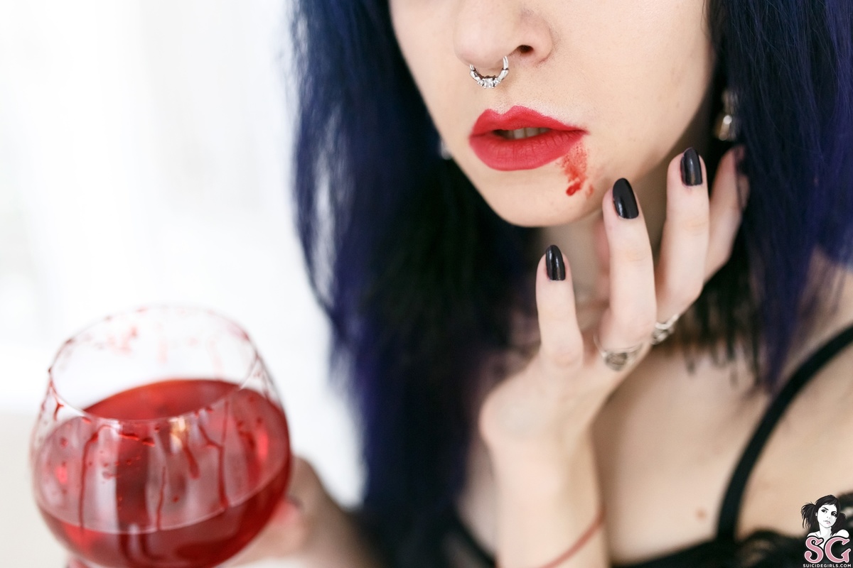 dimarti-bloodykisses-03.jpg