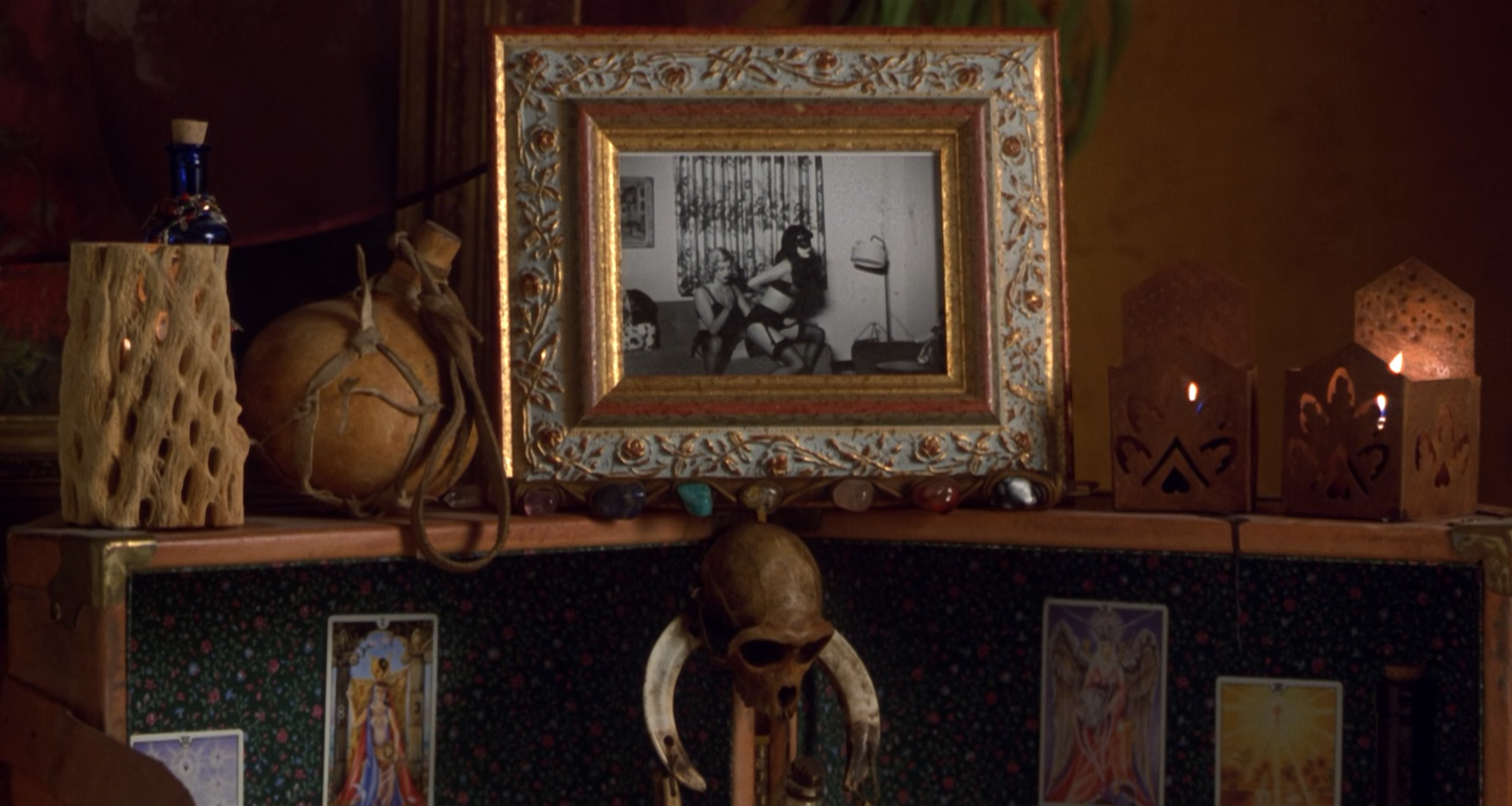 Four.Rooms.1995.BluRay.1080p.10bit.5.1.x265.HEVC-QmanUTR-0002.png