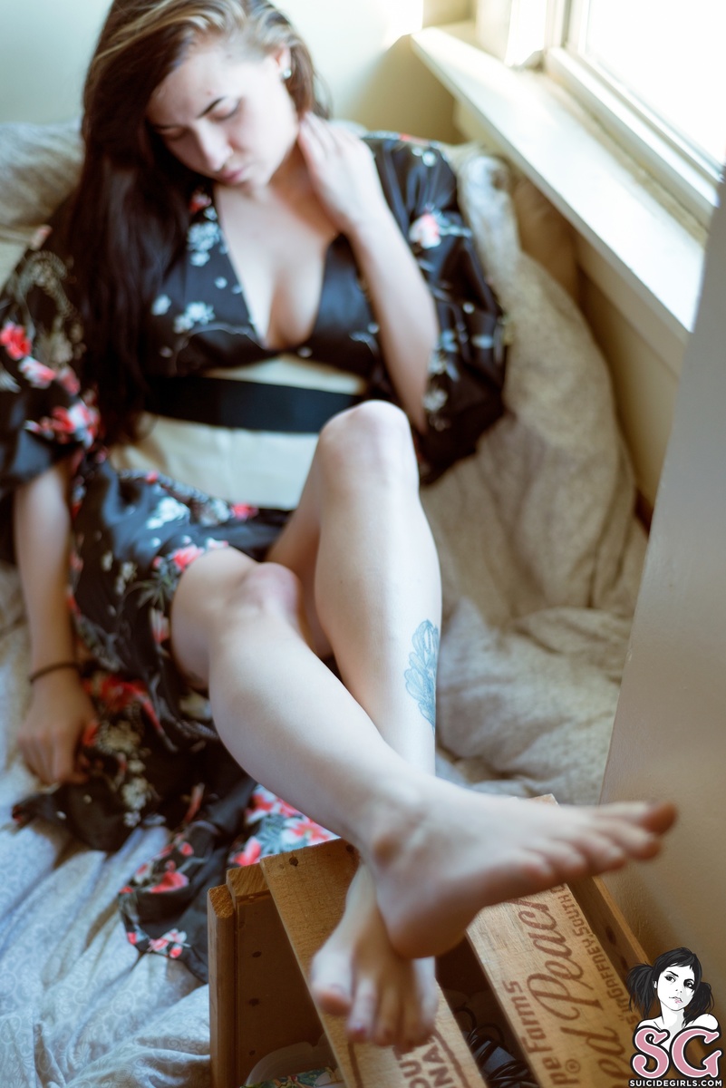 sallie-venusbare-01.jpg