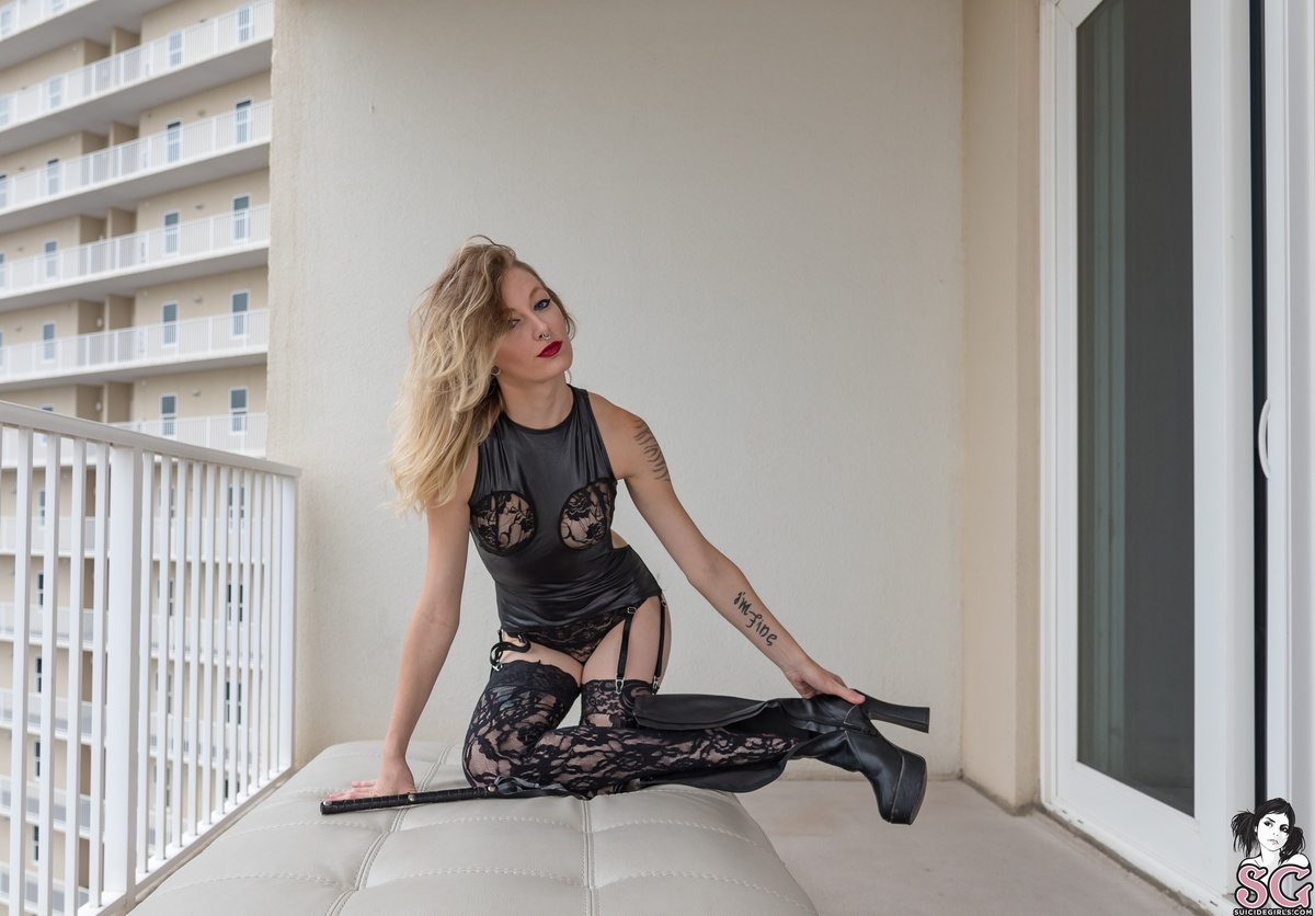 mollymayhem-leatherandlace-15.jpg