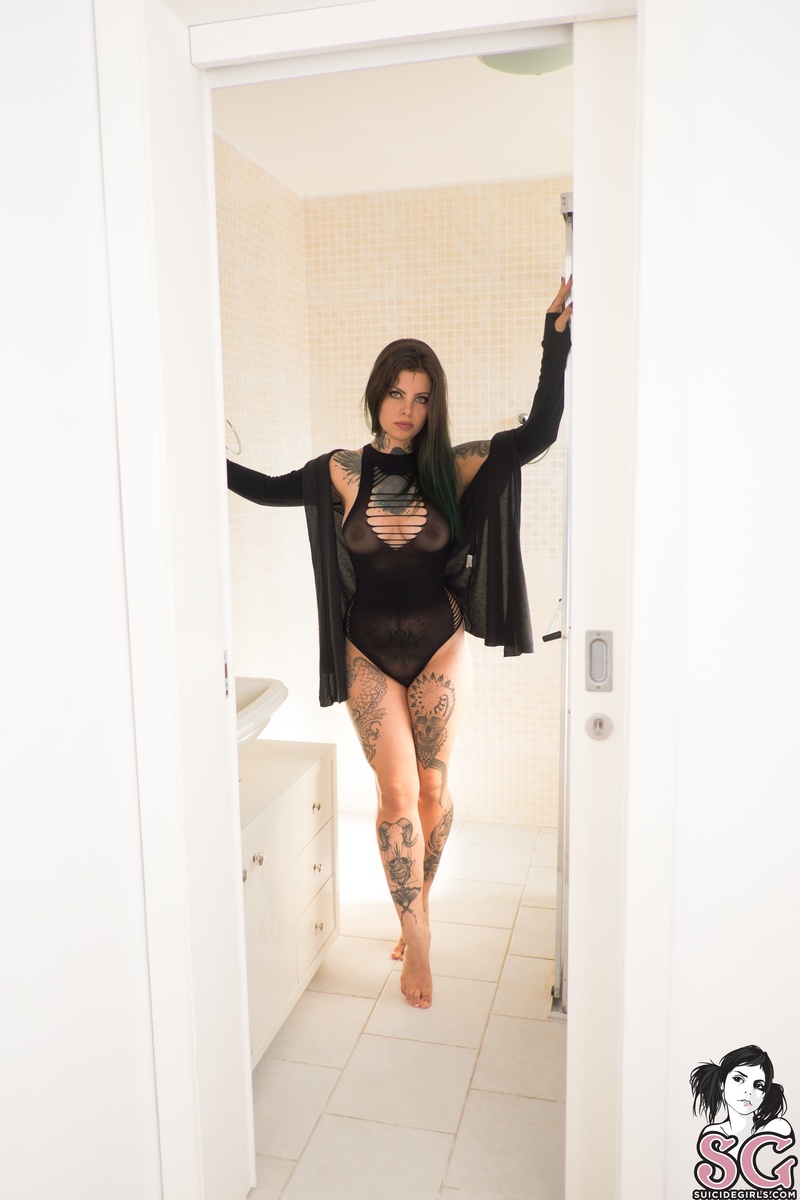 marjo-theravenqueen-01.jpg