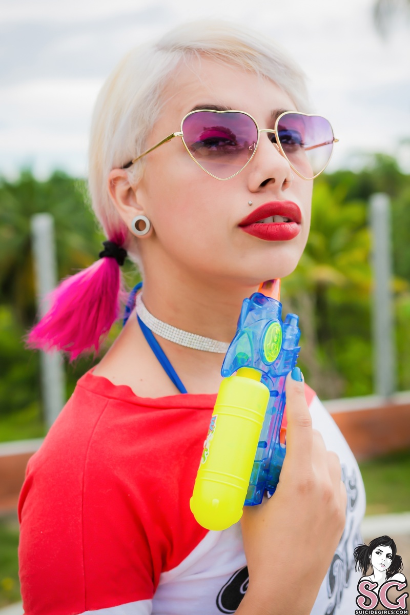 luie-apooldaywithharley-01.jpg