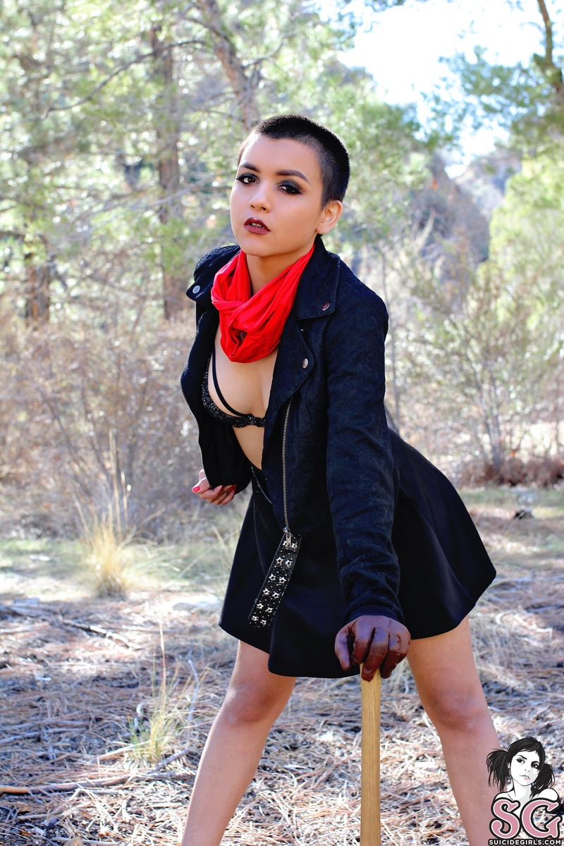 demetradesire-beachballsizedladynuts-07.jpg