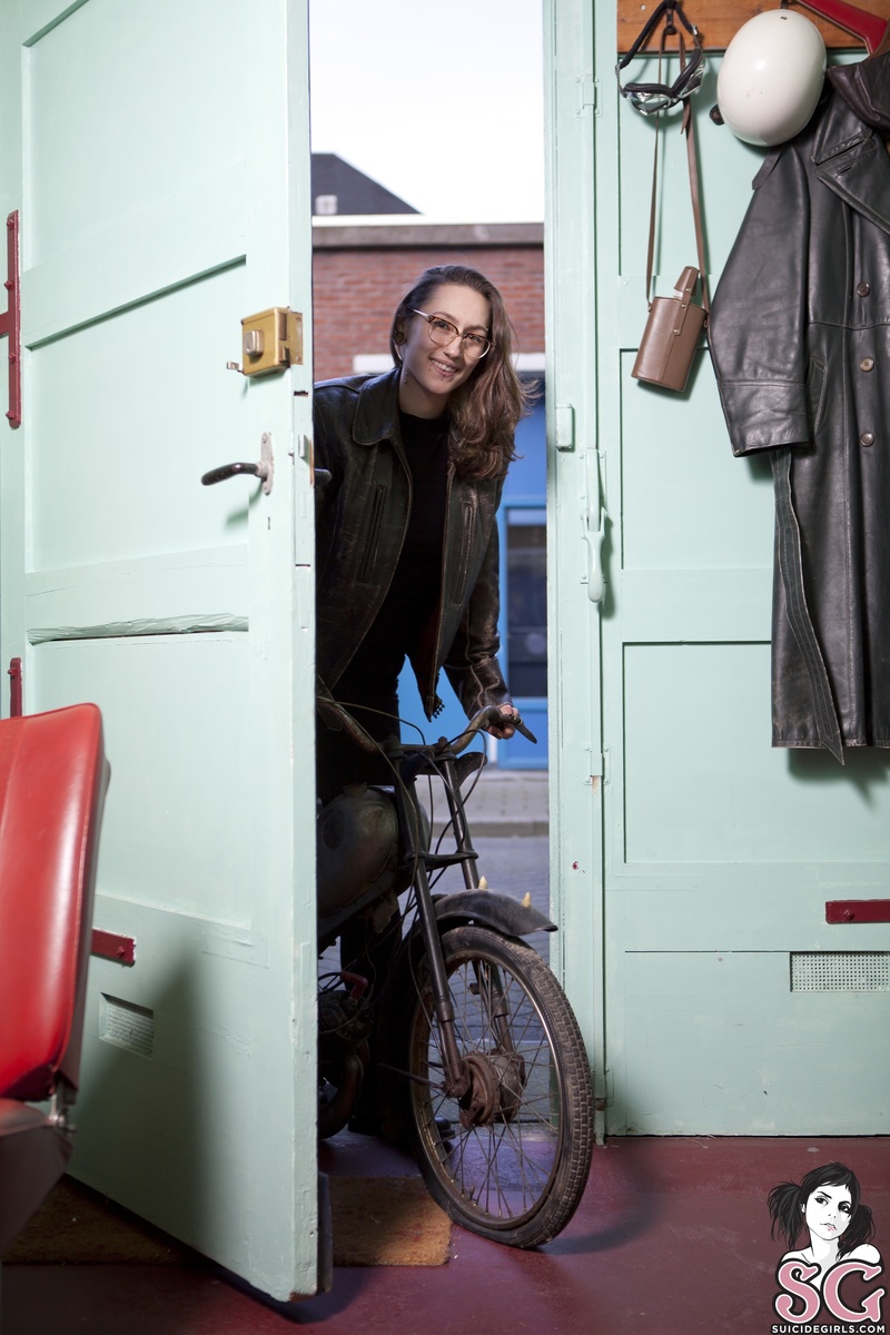 larabea-canyouhelpmefixmyscooter-01.jpg