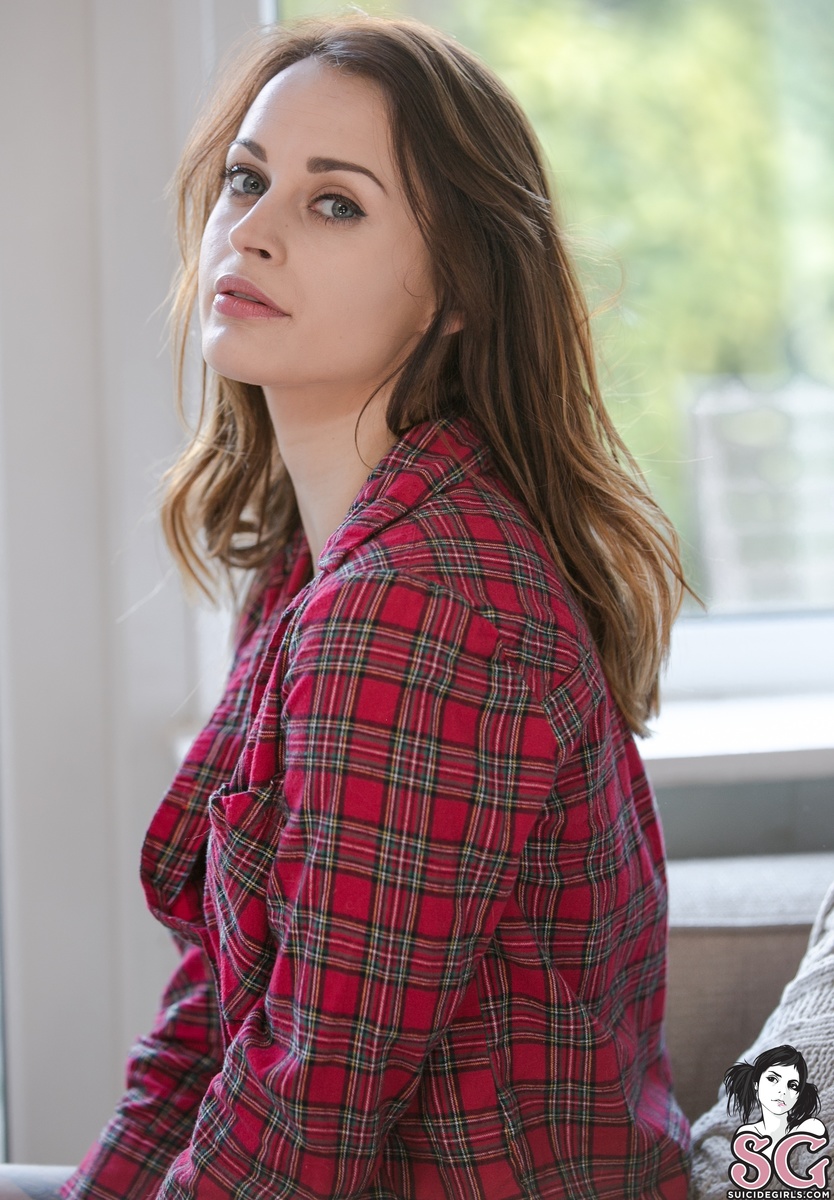 helenarae-scarletsiren-01.jpg