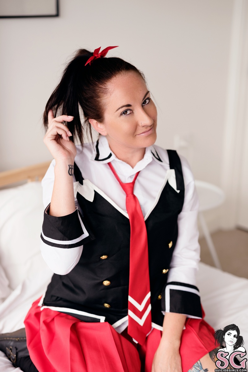 erinys-boundhandsfreeheart-01.jpg