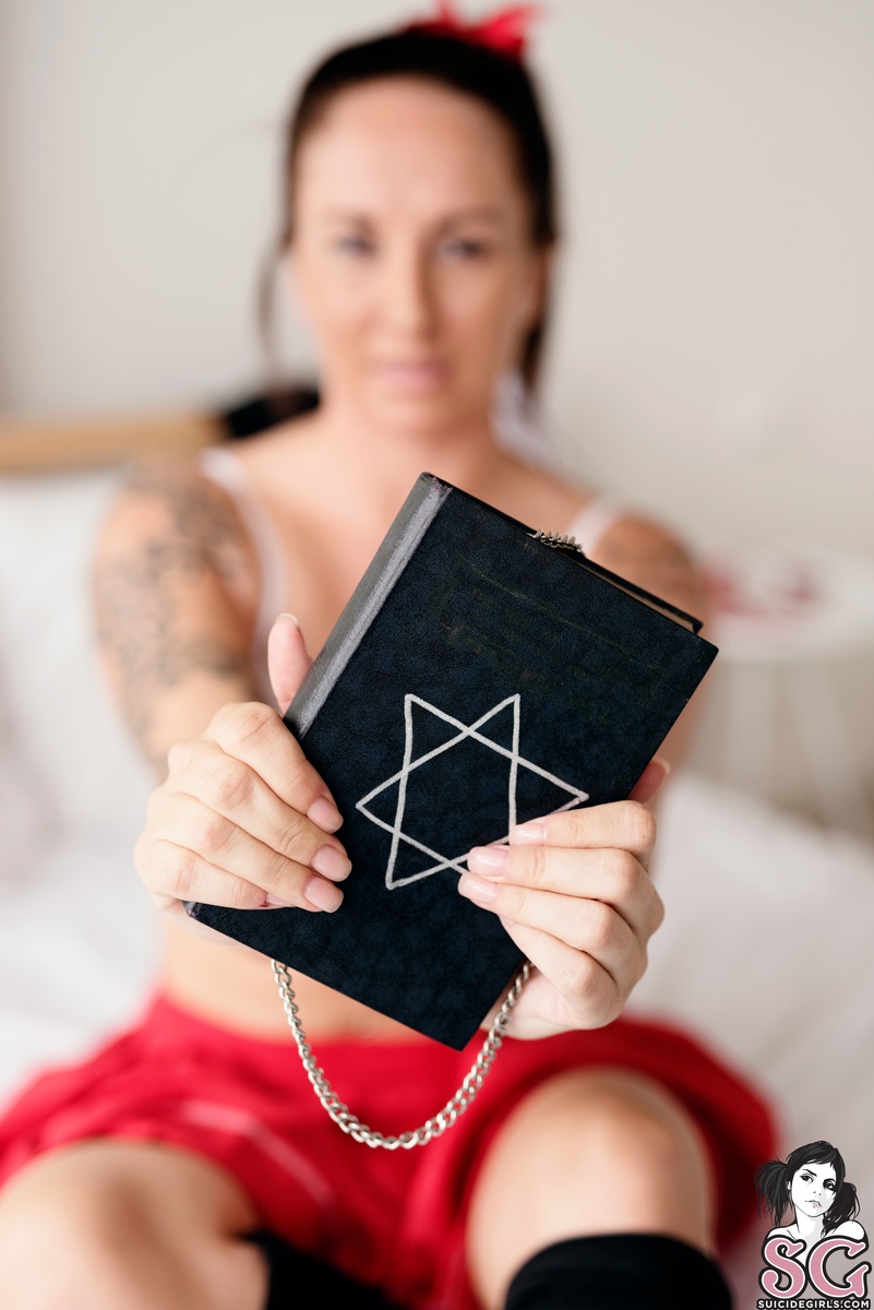 erinys-boundhandsfreeheart-11.jpg