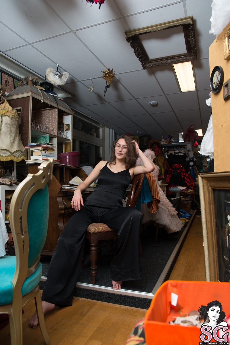 larabea-adayinthecostumestore-01.jpg
