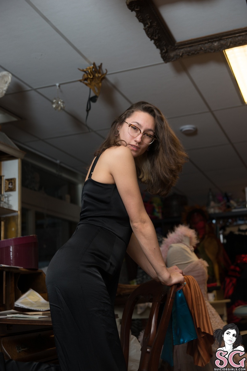larabea-adayinthecostumestore-03.jpg