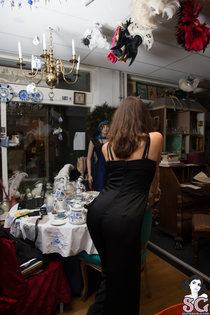 larabea-adayinthecostumestore-05.jpg