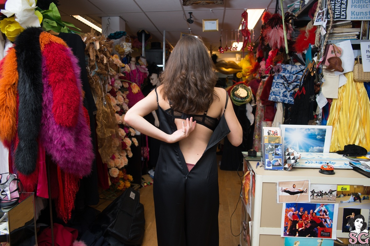larabea-adayinthecostumestore-13.jpg