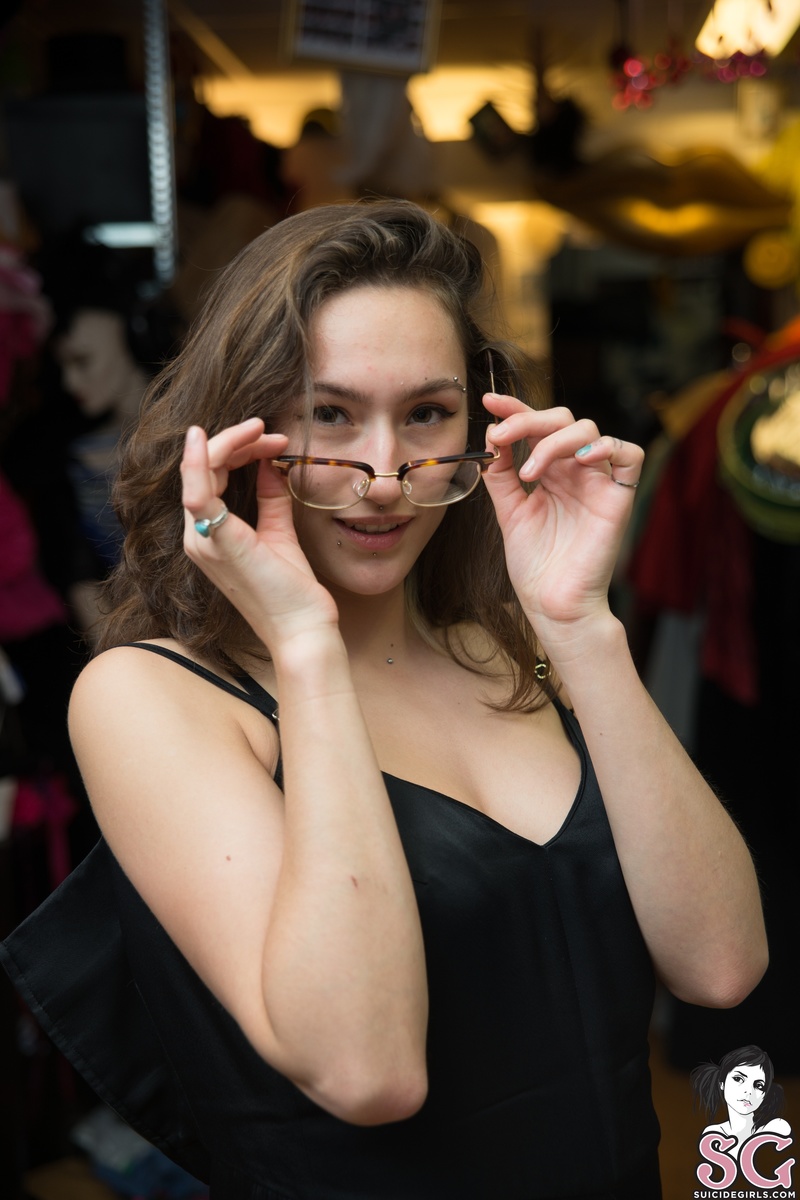 larabea-adayinthecostumestore-15.jpg