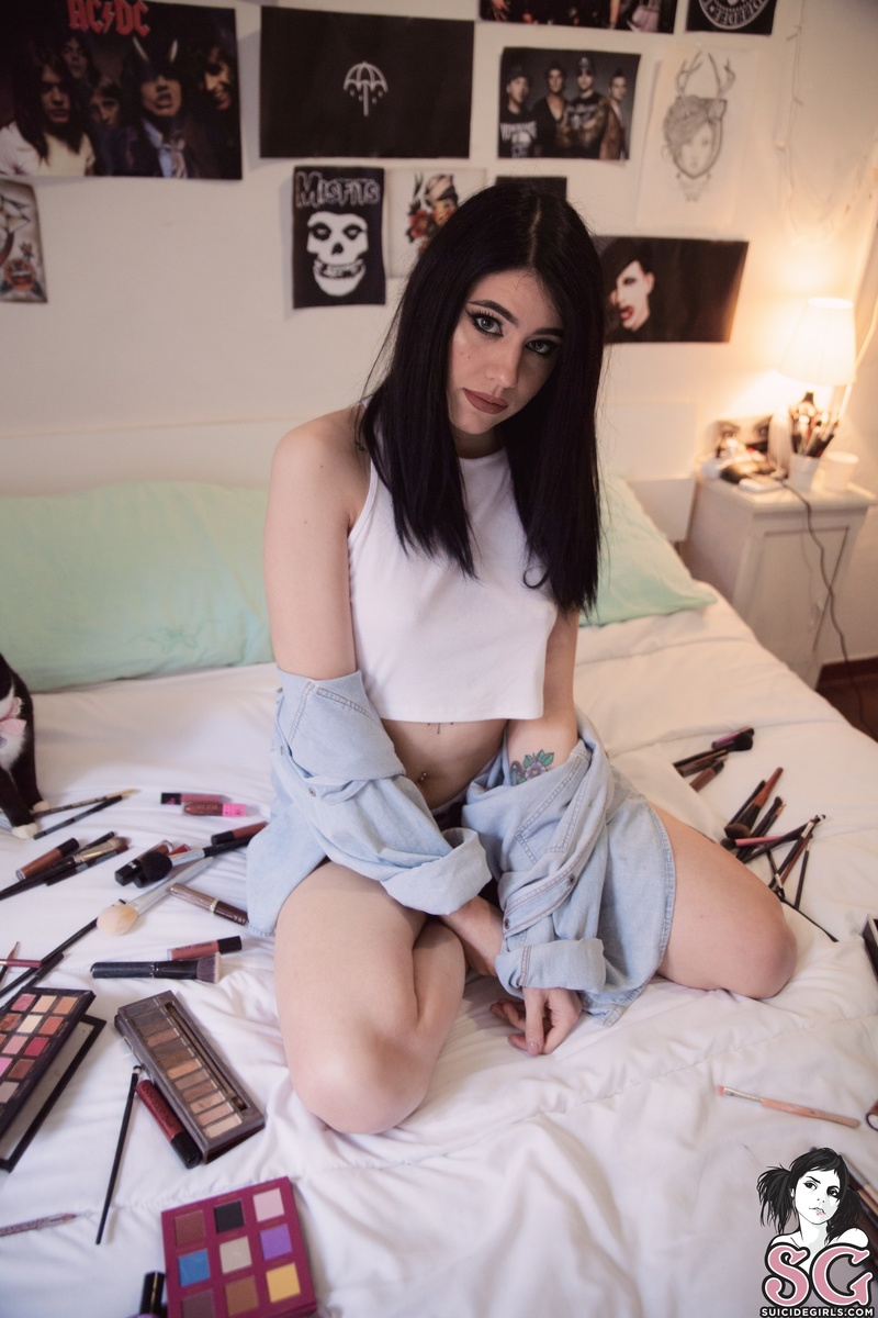 badlyheera-wakeupandmakeup-03.jpg