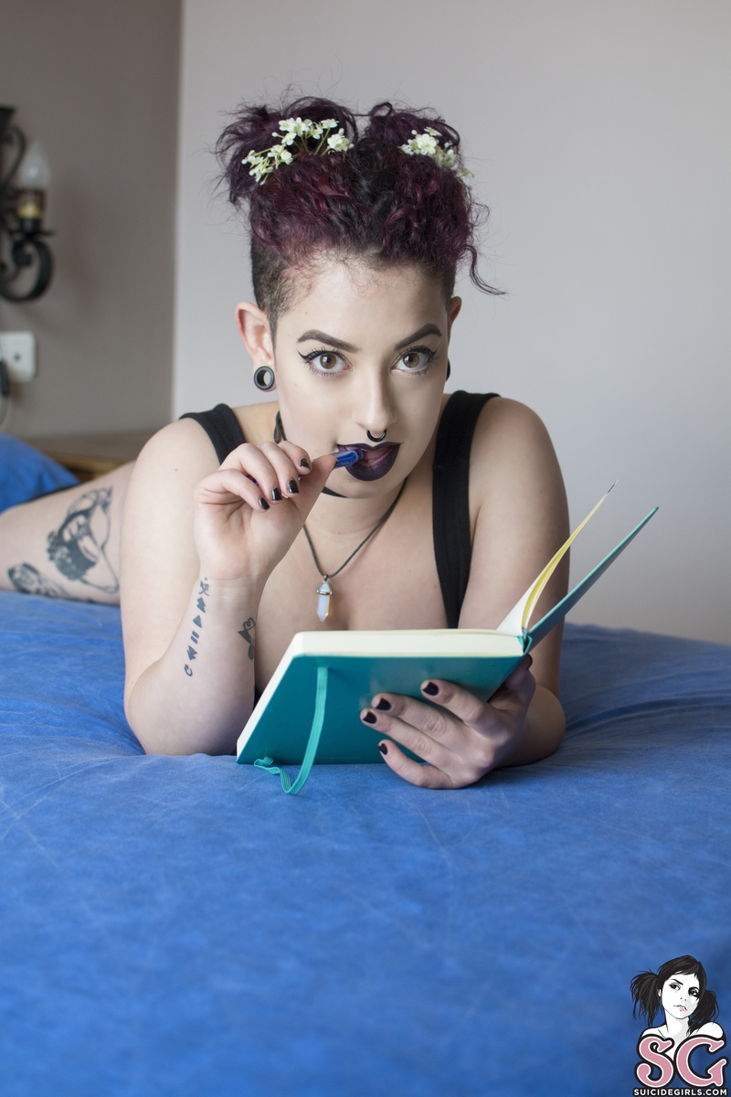alexawhite-creepysecrets-01.jpg