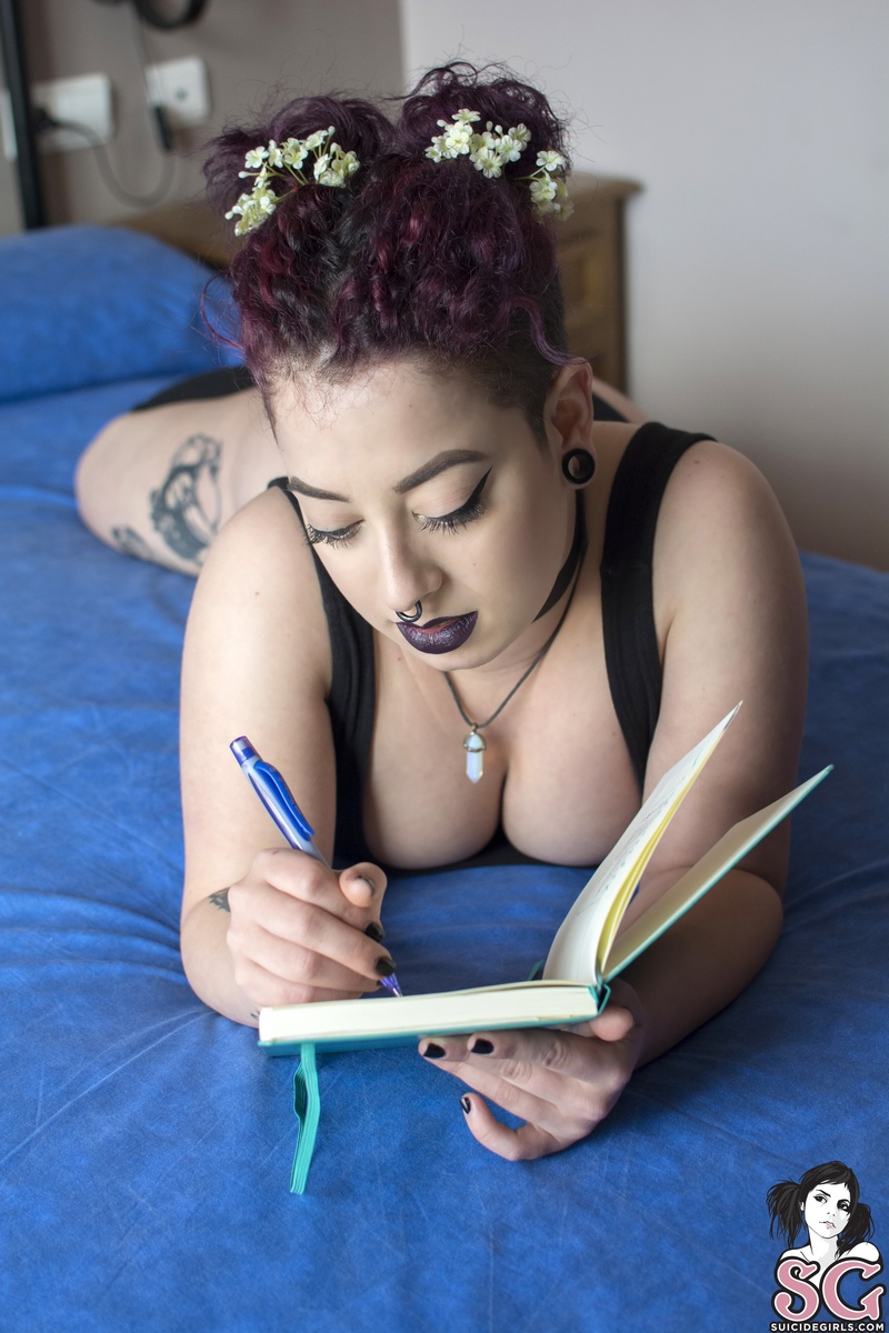 alexawhite-creepysecrets-03.jpg