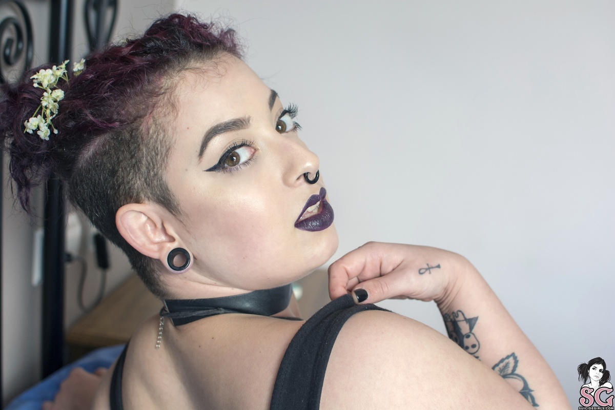 alexawhite-creepysecrets-09.jpg
