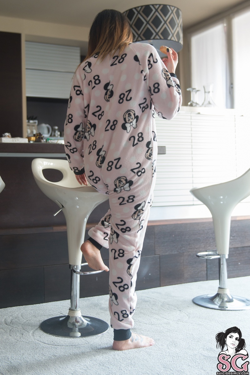 alessiasnowhite-pinkpartydonuts-03.jpg