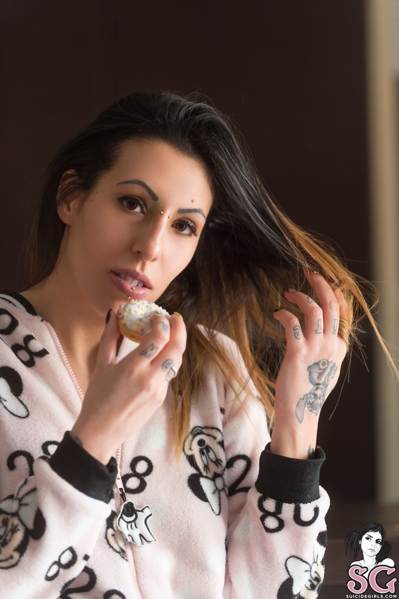 alessiasnowhite-pinkpartydonuts-07.jpg