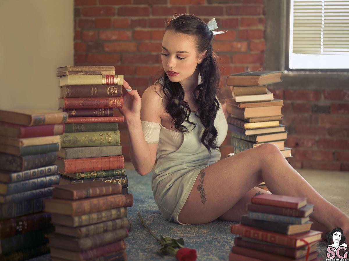 evamoon-bookishbelle-01.jpg