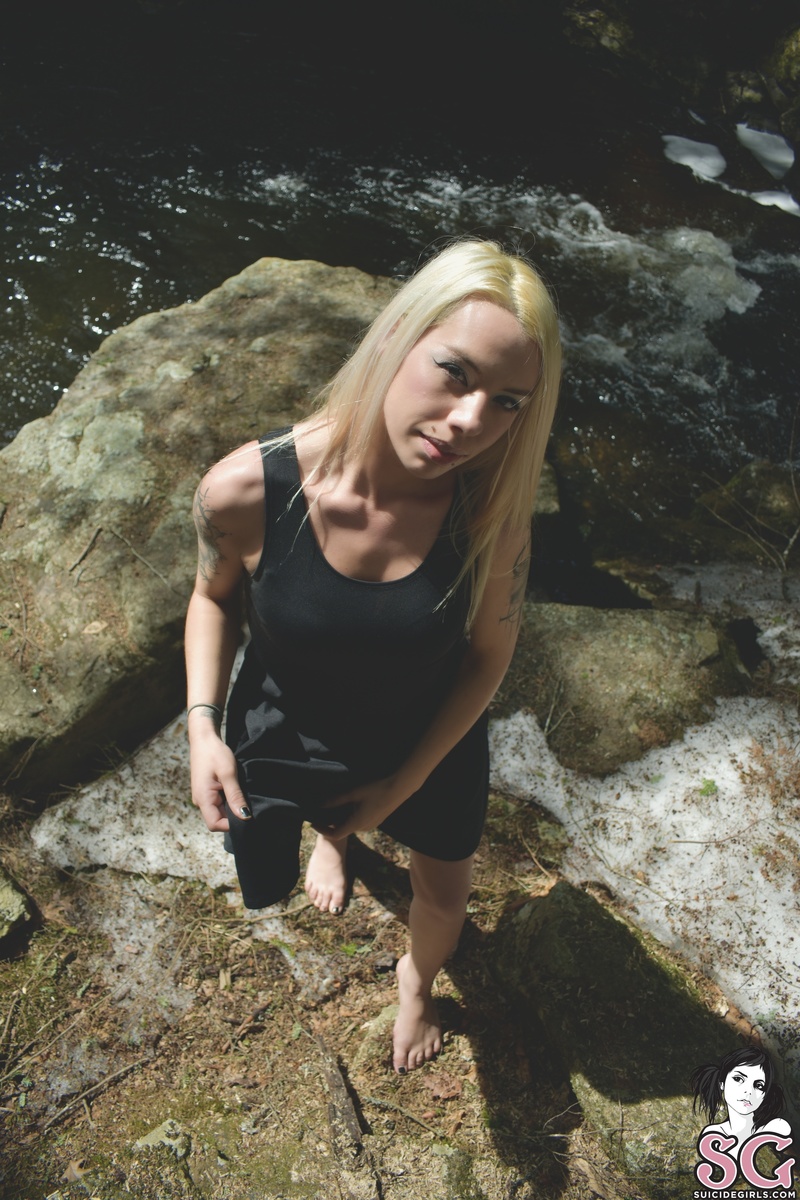 submissity-farfromthecity-05.jpg
