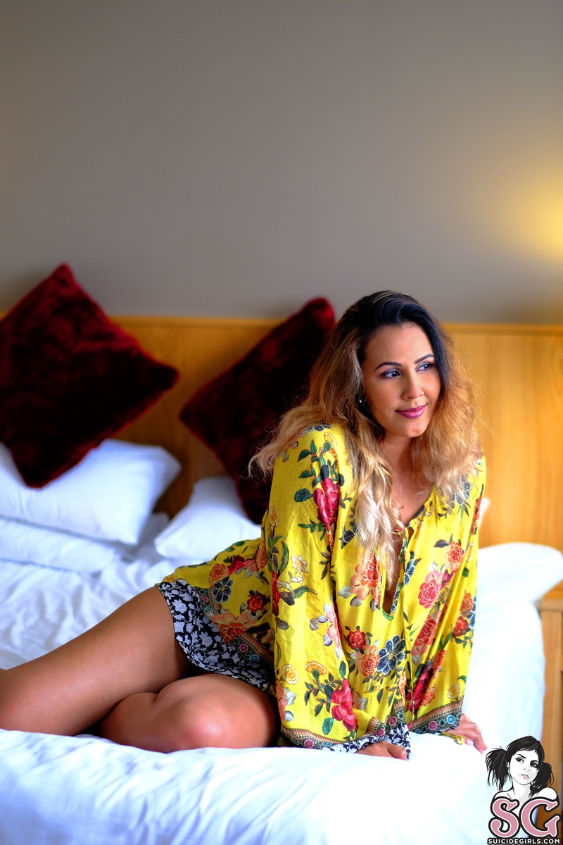 bequeen-lookatme-01.jpg