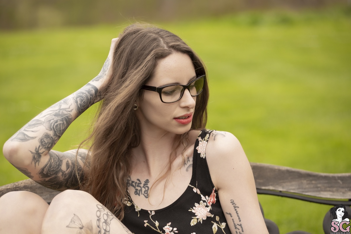 kiwikitten23-bench-01.jpg