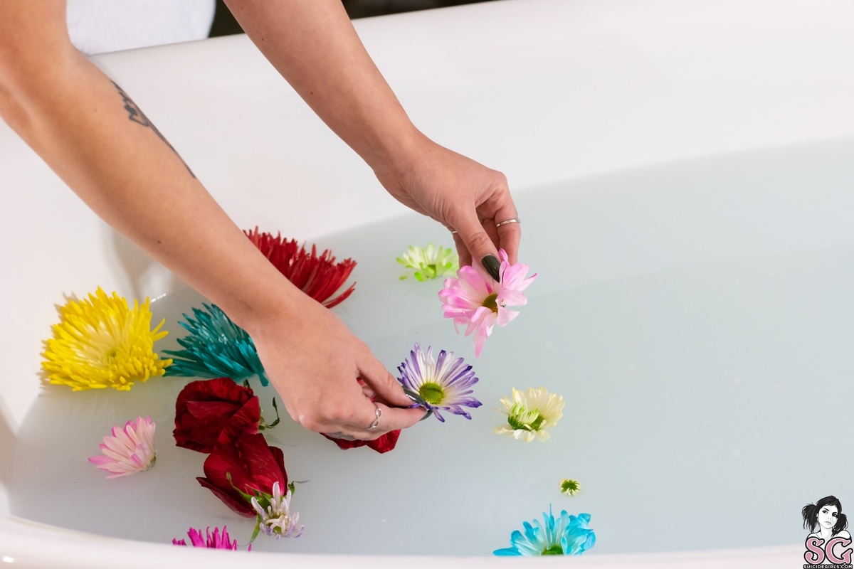 damseldoll-flowerchildwatering-01.jpg